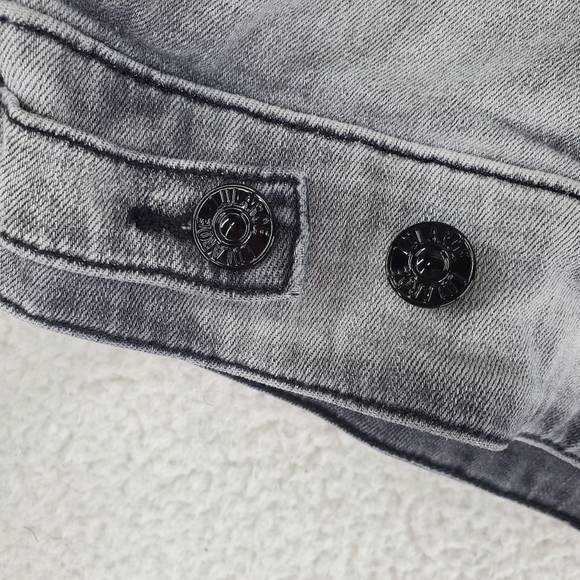 LuLaRoe Crop Jean Jacket M Gray Stretchy Denim Floral Embroidery Buttoned Fitted - Picture 9 of 13